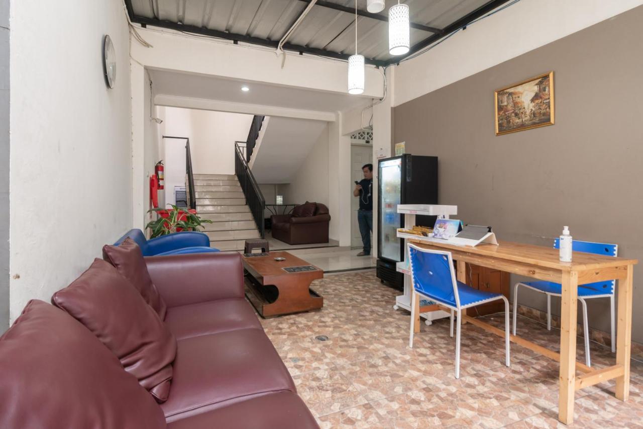 Urbanview Hotel Minongga Pondok Labu By Reddoorz Джакарта Экстерьер фото